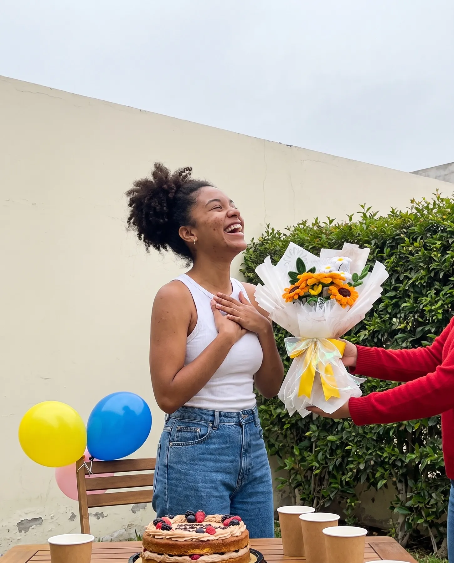 Una chica recibe un ramo de girasoles en su cumpleaños y se ríe